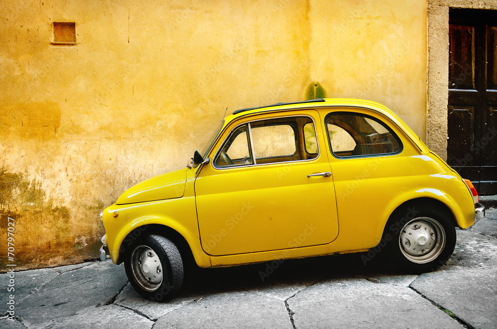 Włoski stary samochód Fiat 500, obrazy, fototapety
