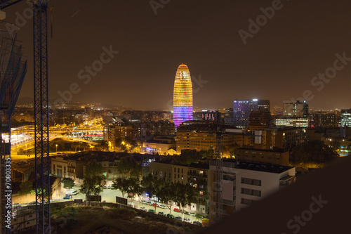 Board z aluminiowym obramowaniem Barcelona w nocy.