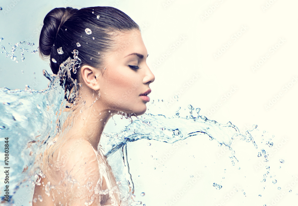 Beautiful model woman with splashes of water in her hands - obrazy, fototapety, plakaty 