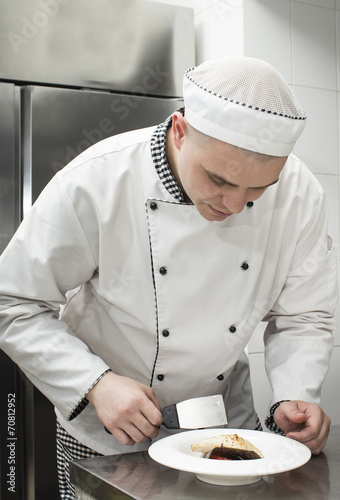 Obraz na płótnie canvas dwuczęściowy "dyptyk" Szef kuchni przygotowuje jedzenie w kuchni w restauracji