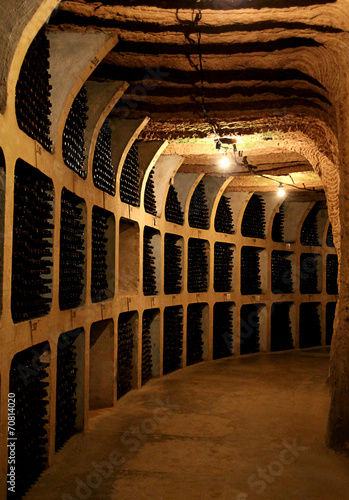 Obraz w ramie Butelki wina w ciemnej piwnicy