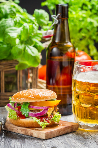 Naklejka samoprzylepna Hamburger homemadowy i zimne piwo