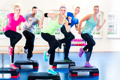 Fotografie, Obraz Gruppe bei step training in Fitnessstudio