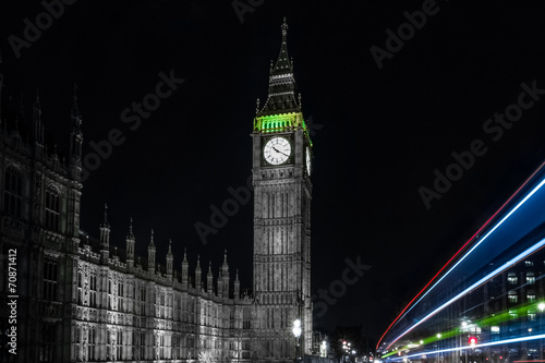 Board z aluminiowym obramowaniem Big Ben w nocy w Londynie