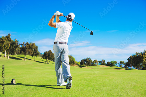Fototapety Golf  mezczyzna-grajacy-w-golfa