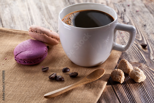 Board z aluminiowym obramowaniem Filiżanka kawy i francuski macaron.