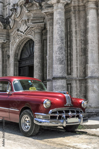 Naklejka dekoracyjna Classic american red car in Old Havana, Cuba