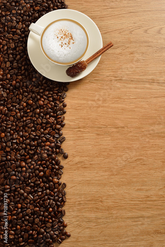 Board z aluminiowym obramowaniem Filiżankę cappuccino i ziaren kawy na stare drewniane tła