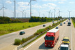 Verkehr auf Autobahn und Windkraftanlage