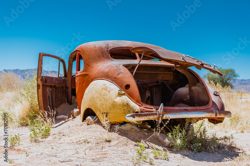 wrak-samochodu-na-pustynii-namibii-w-afryce