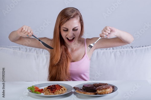 Fotomural Girl eating a lot of food at once