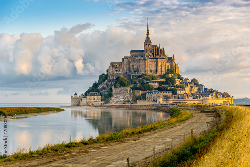 Fototapeta na szkło Mont Saint-Michel w świetle poranka