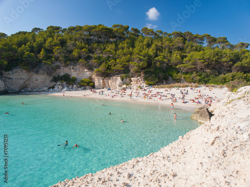 Board z aluminiowym obramowaniem Średnia plaża w menorca, hiszpania.
