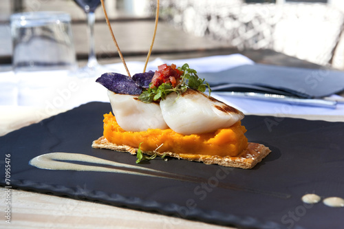 Cuadros en Lienzo Saint-Jacques scallops, carrots puree and biscuit on a slate