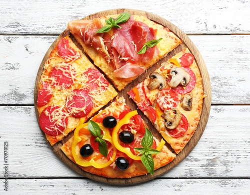 Naklejka samoprzylepna Pyszna pizza na drewnianym stole