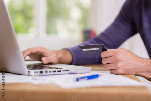 Cuadros en Lienzo mann mit laptop und kreditkarte