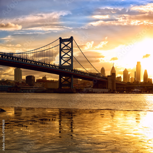 Plakat na zamówienie Philadelphia skyline and Ben Franklin Bridge at sunset, US