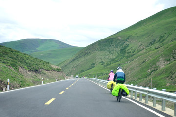 mountain bike rides along the high mountains of tibet, china 