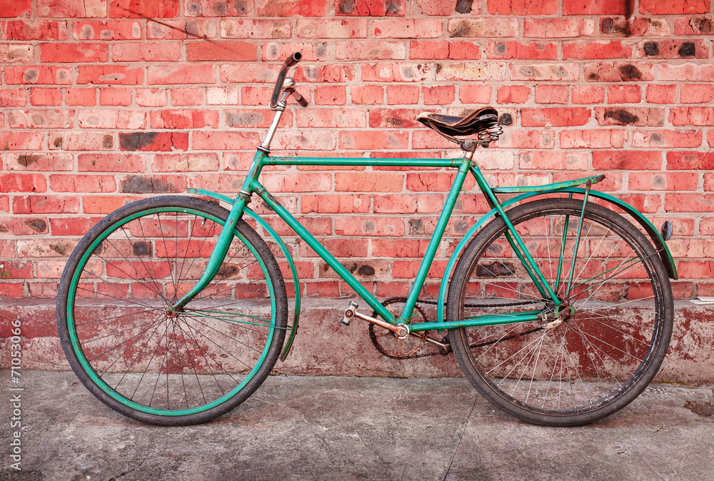 stary-retro-rower-na-tle-czerwonej-ceglanej-sciany