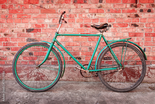 Naklejka dekoracyjna Old retro bicycle against brick wall