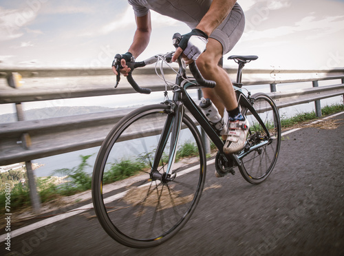 Fotografía Detalle de una bicicleta de carretera con un pedaleo del ciclista