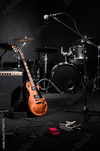 Board z aluminiowym obramowaniem Zestaw instrumentów muzycznych podczas koncertu