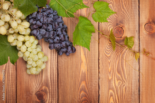 Naklejka na szybę Bunch of red and white grapes