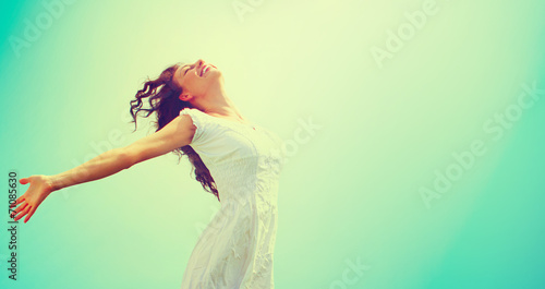Fotografía Free Happy Woman Enjoying Nature. Beauty Girl Outdoor