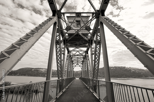 Naklejka dekoracyjna B&W bike bridge over lake.