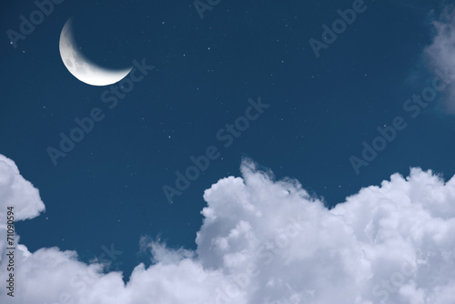 Plakat na papierze fotorealistycznym Gwiaździsta noc scena z księżycem, chmurami i gwiazdami