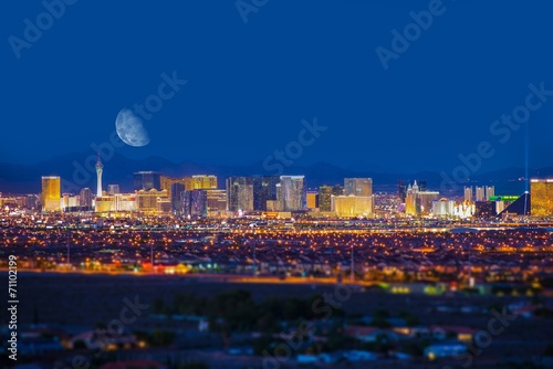 Plakat na papierze fotorealistycznym Las vegas pasek i księżyc