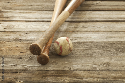 Obraz na płótnie canvas czteroczęściowy "tetraptyk" Stary baseball i nietoperze na szorstkiej powierzchni drewna