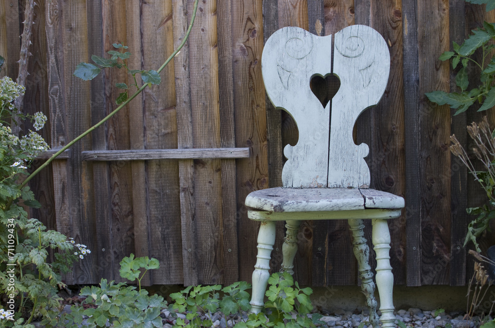 Stock-Foto „alter hölzerner Stuhl als Gartendeko“