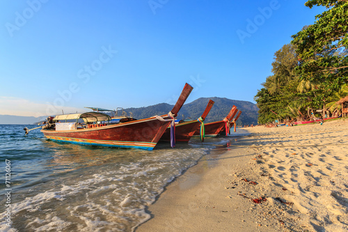 Board z aluminiowym obramowaniem Longtail łódź i piękny ocean koh lipe wyspa, Thailand
