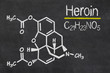 Schiefertafel mit der chemischen Formel von Heroin