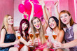 Frauen feiern im Nachtclub