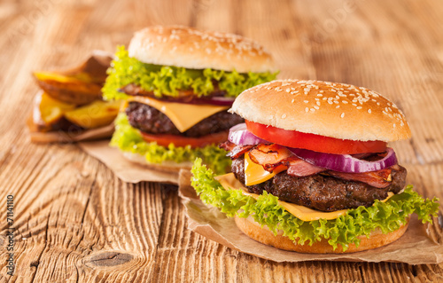 Naklejka samoprzylepna Świeże hamburgery na drewnianych deskach
