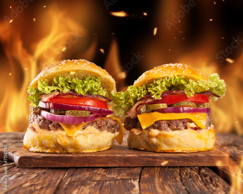 Naklejka samoprzylepna Domowe hamburgery z ogniem