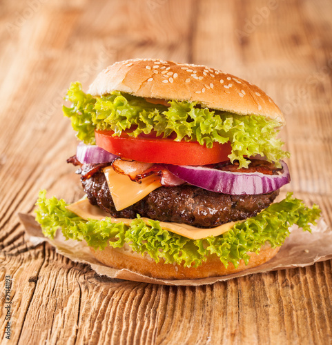 Naklejka samoprzylepna Świeży hamburger na drewnianych deskach