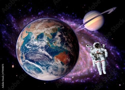 Plakat na papierze fotorealistycznym Astronauta kosmita ziemia saturn