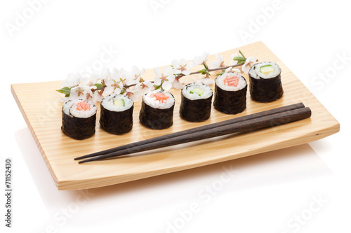 Naklejka samoprzylepna Zestaw sushi maki z łososiem i ogórkiem oraz gałęzią sakkury