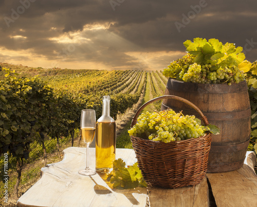 Naklejka samoprzylepna Martwa natura z białym winem