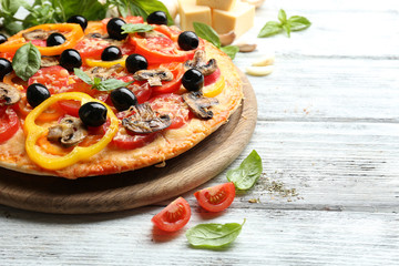 Poster - Delicious pizza served on wooden table