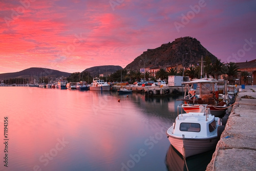 Fotoboard na płycie Rano w porcie nafplio, grecja.