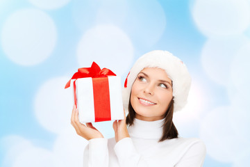 Wall Mural - smiling woman in santa helper hat with gift box