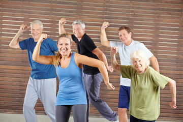 Wall Mural - Gruppe Senioren beim Tanzen im Fitnesscenter