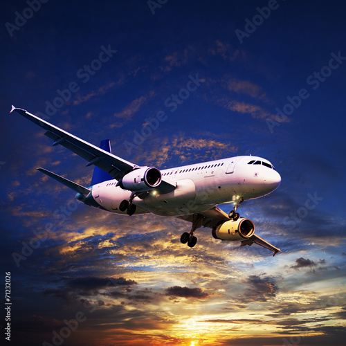 Board z aluminiowym obramowaniem Jet na niebie zachodu słońca
