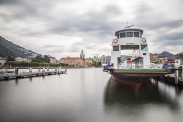 Fototapete - Como and its boats in long exposure