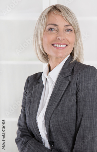 Portrait Frauen In Fuhrungspositionen Altere Business Frau Kaufen Sie Dieses Foto Und Finden Sie Ahnliche Bilder Auf Adobe Stock Adobe Stock