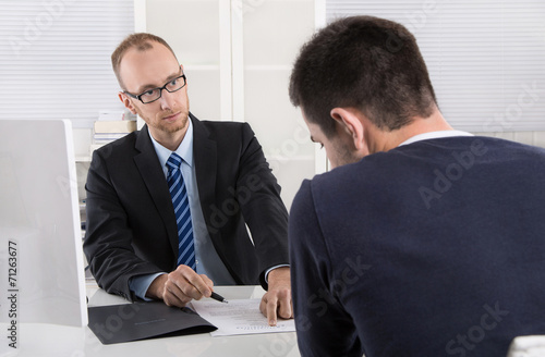 Fotografía Gespräch: Chef und Arbeitnehmer über Kündigung Arbeitsvertrag